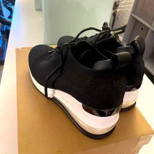 Steve Madden Women’s Sneakers “Speeding” Size 7.